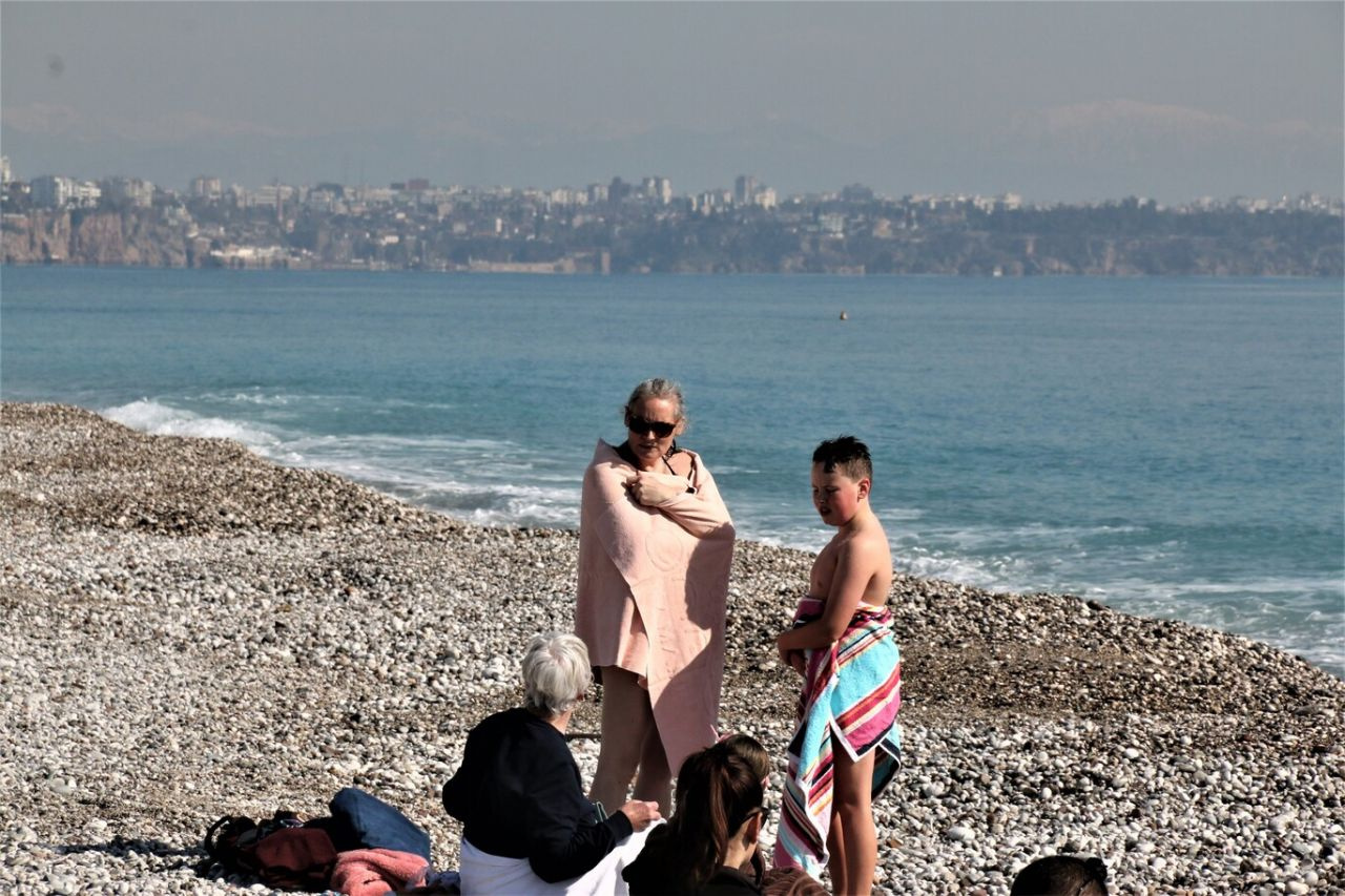 Sıcak havayı gören Antalya'da sahile koştu! Denizin keyfini çıkardılar
