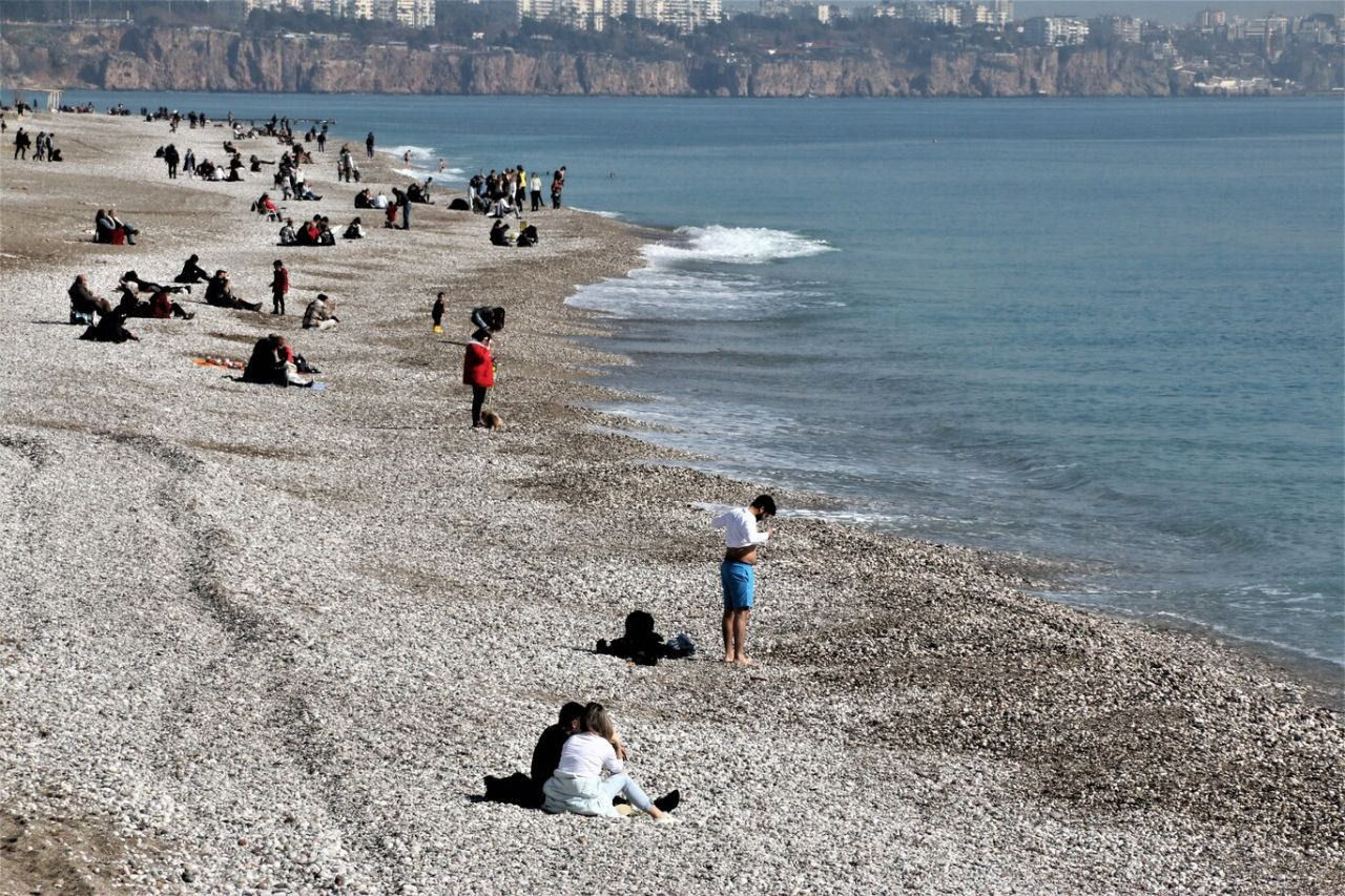 Sıcak havayı gören Antalya'da sahile koştu! Denizin keyfini çıkardılar