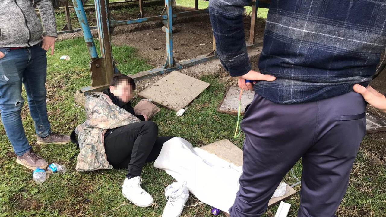Sakarya'da hazırlık maçında tribün çöktü! Çocuklar zemine çakıldı: Yaralılar var