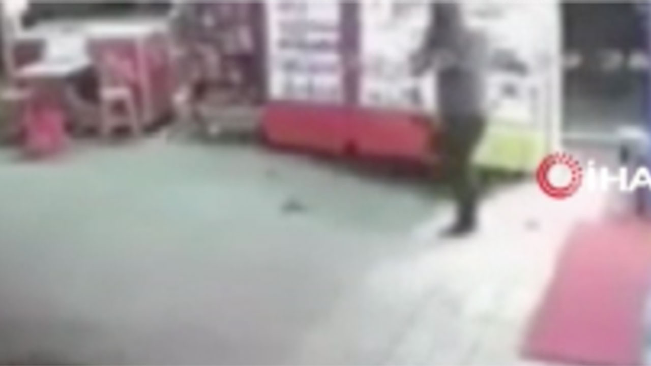 Kadıköy'de yer yarıldı adam içine düştü! Korkunç anlar kamerada