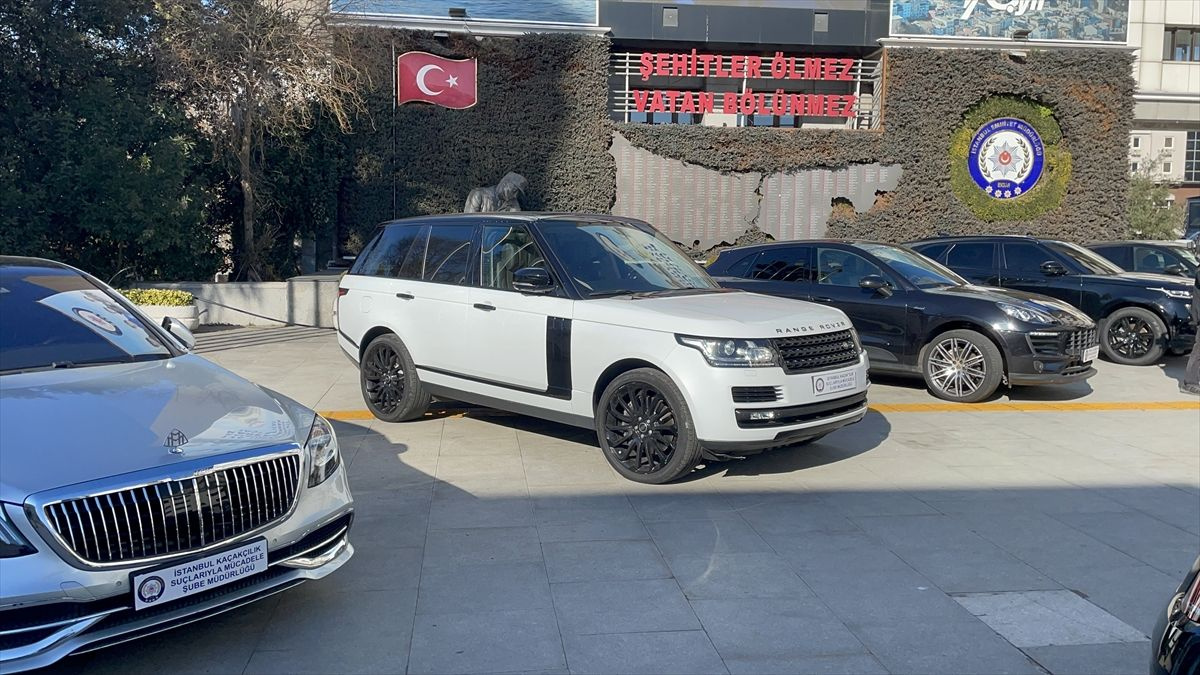 İstanbul merkezli lüks otomobil kaçakçılığı operasyonu! 8 şüpheli yakalandı