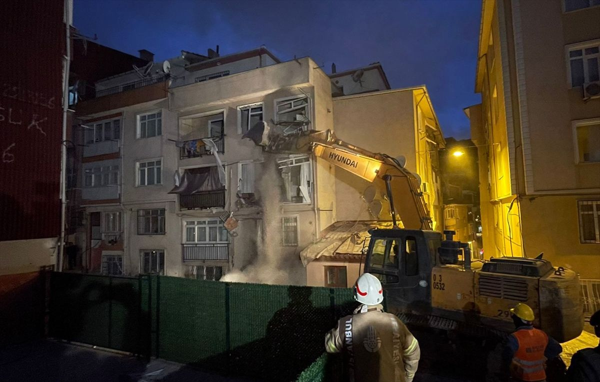 Ev sahiplerine 50'şer bin TL yardım! İstanbul Üsküdar'da patlamanın yaşandığı binada yıkım çalışması başladı