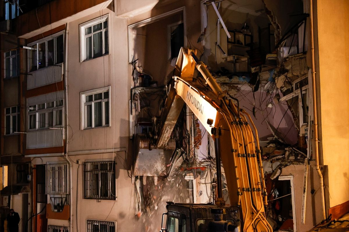 Ev sahiplerine 50'şer bin TL yardım! İstanbul Üsküdar'da patlamanın yaşandığı binada yıkım çalışması başladı