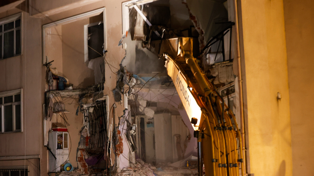 Ev sahiplerine 50'şer bin TL yardım! İstanbul Üsküdar'da patlamanın yaşandığı binada yıkım çalışması başladı