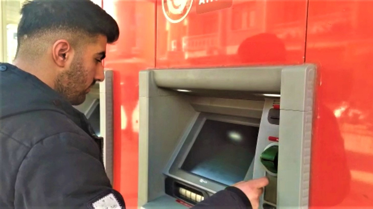 Denizli'de harçlık çekmeye ATM'ye gitti 4 bin TL buldu! Sahibine ulaştırdı: Para teklif ettim ama...