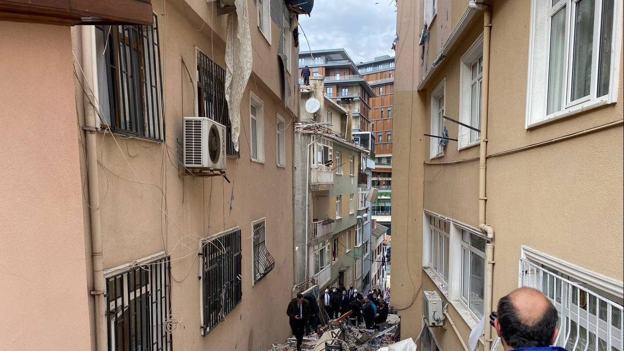 İstanbul Üsküdar'da 3 katlı binada patlama oldu! Yaralılar var