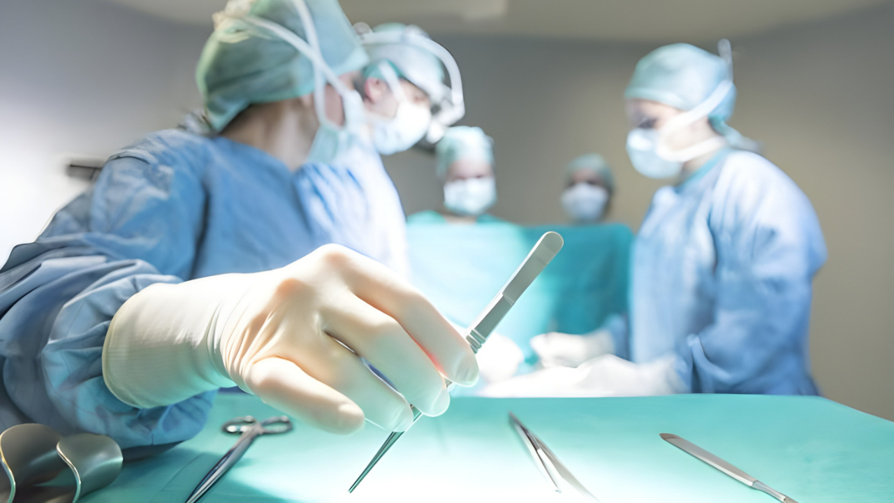 İzmir'de ameliyat esnasında beyin kanaması geçiren doktor yoğun bakıma kaldırıldı