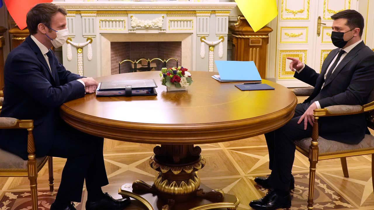 Franca Cumhurbaşkanı Macron, Putin'in uzun masasından sonra Zelenskiy'nin yuvarlak masasında