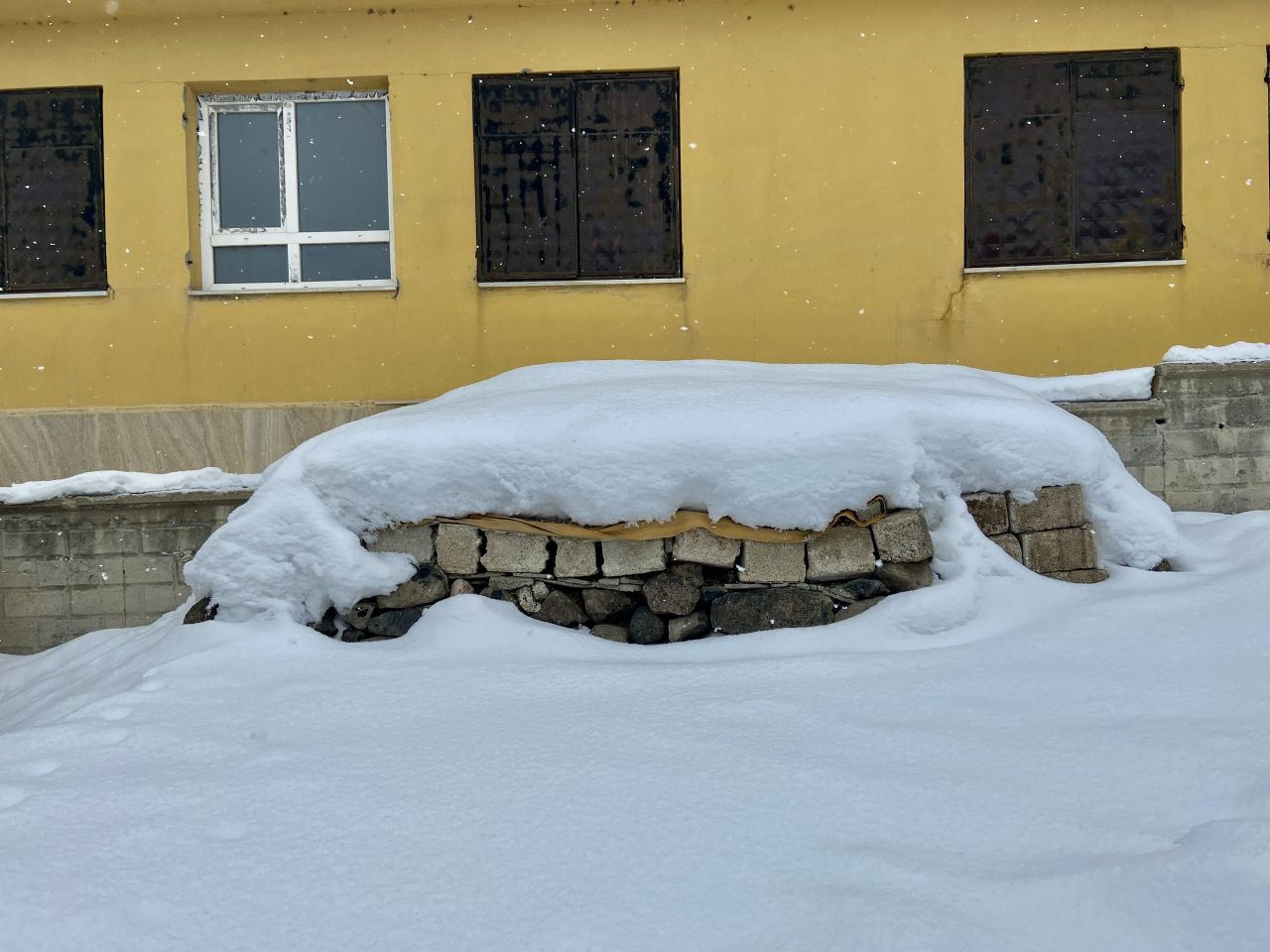 Ağrı'dan inanılmaz görüntüler! Yüksek kesimlerde evler kar altında kaldı