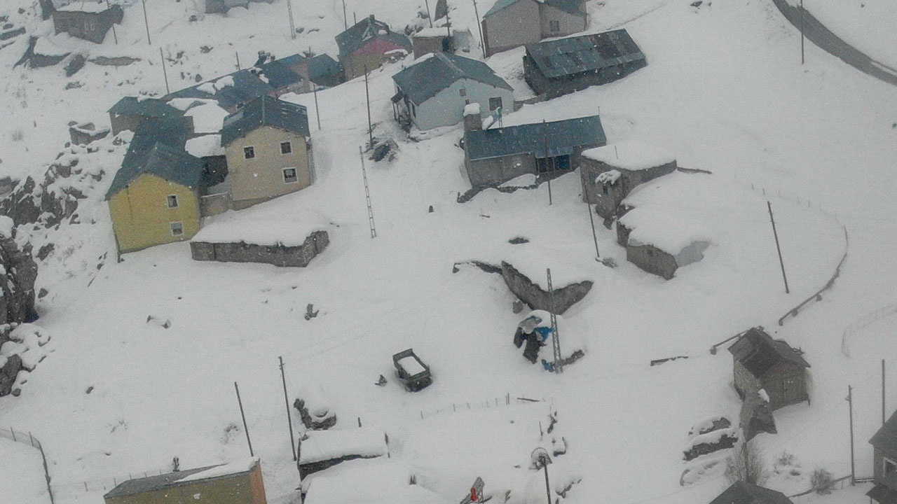 Ağrı'dan inanılmaz görüntüler! Yüksek kesimlerde evler kar altında kaldı