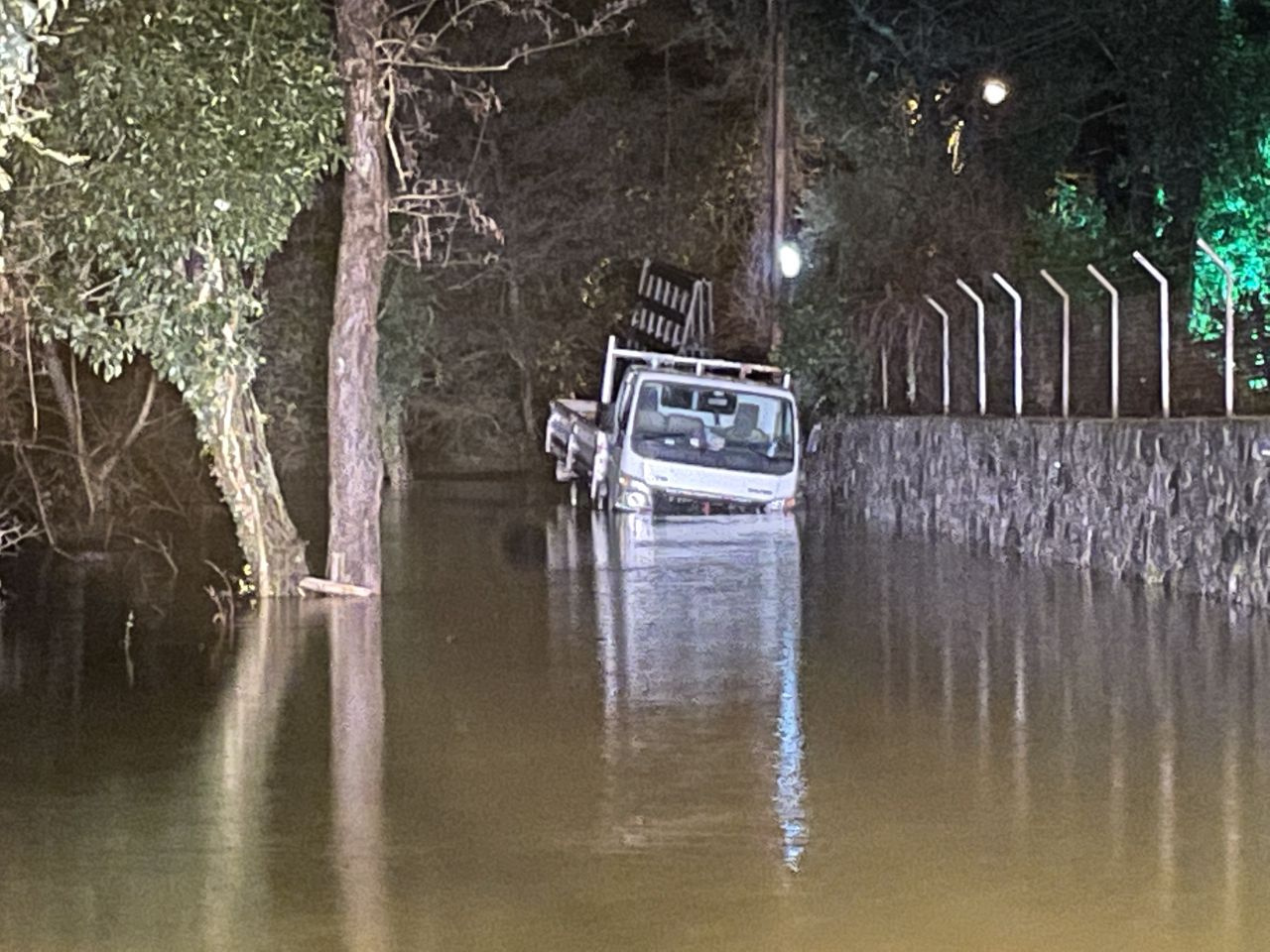 Beykoz’da dere taştı, yol sular altında kaldı! Mahsur kalan 3 kişi böyle kurtarıldı