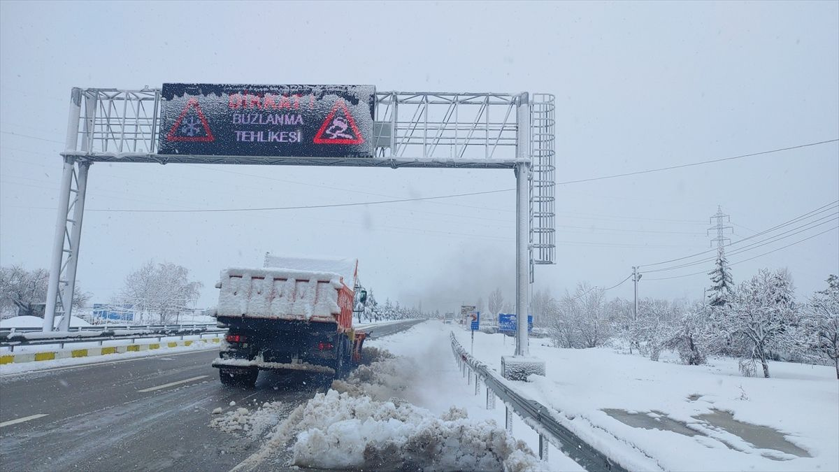 Yoğun kar yağışı etkili oluyor! Konya-Antalya kara yolu çekici türü araçların geçişine kapatıldı