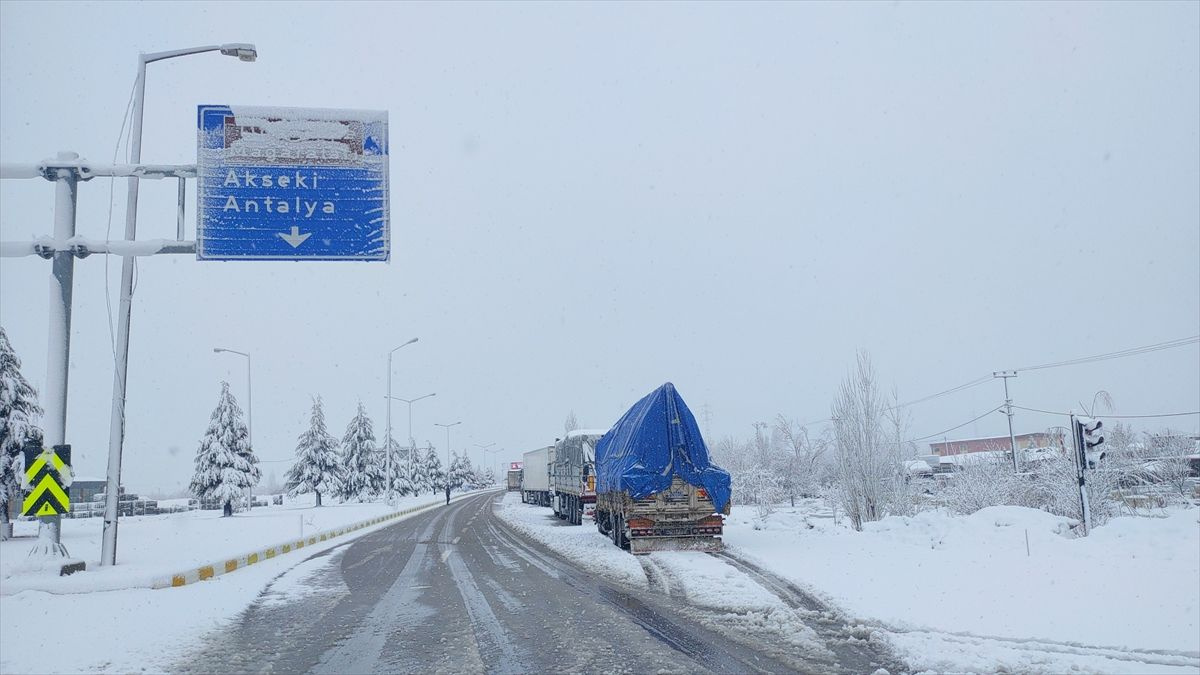 Yoğun kar yağışı etkili oluyor! Konya-Antalya kara yolu çekici türü araçların geçişine kapatıldı