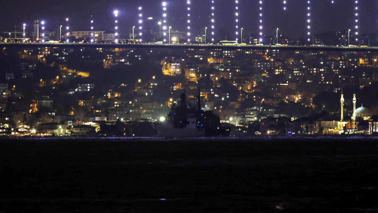 Rus askeri gemileri İstanbul Boğazı'ndan geçti