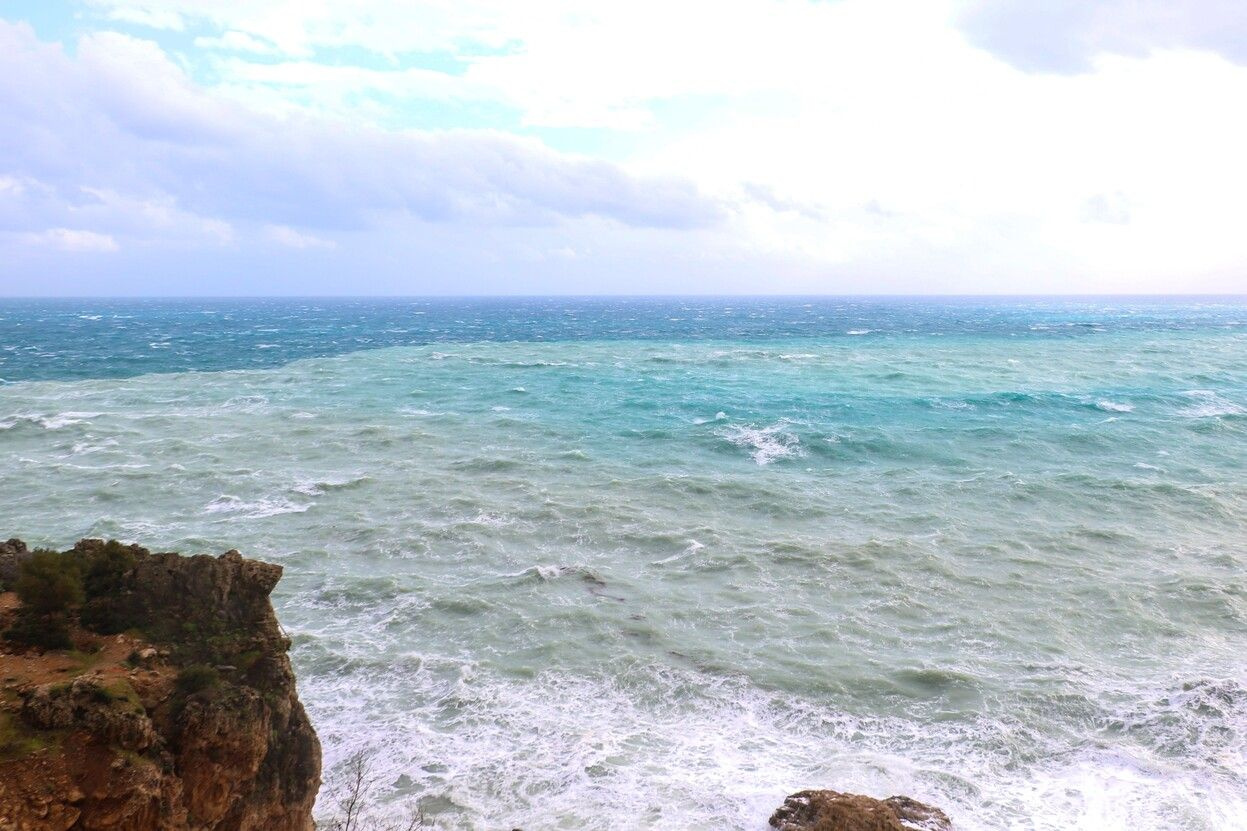 Denizin rengi herkesi şaşırttı! Antalya'da görenler hemen telefona sarıldı: 3 farklı renk şöleni
