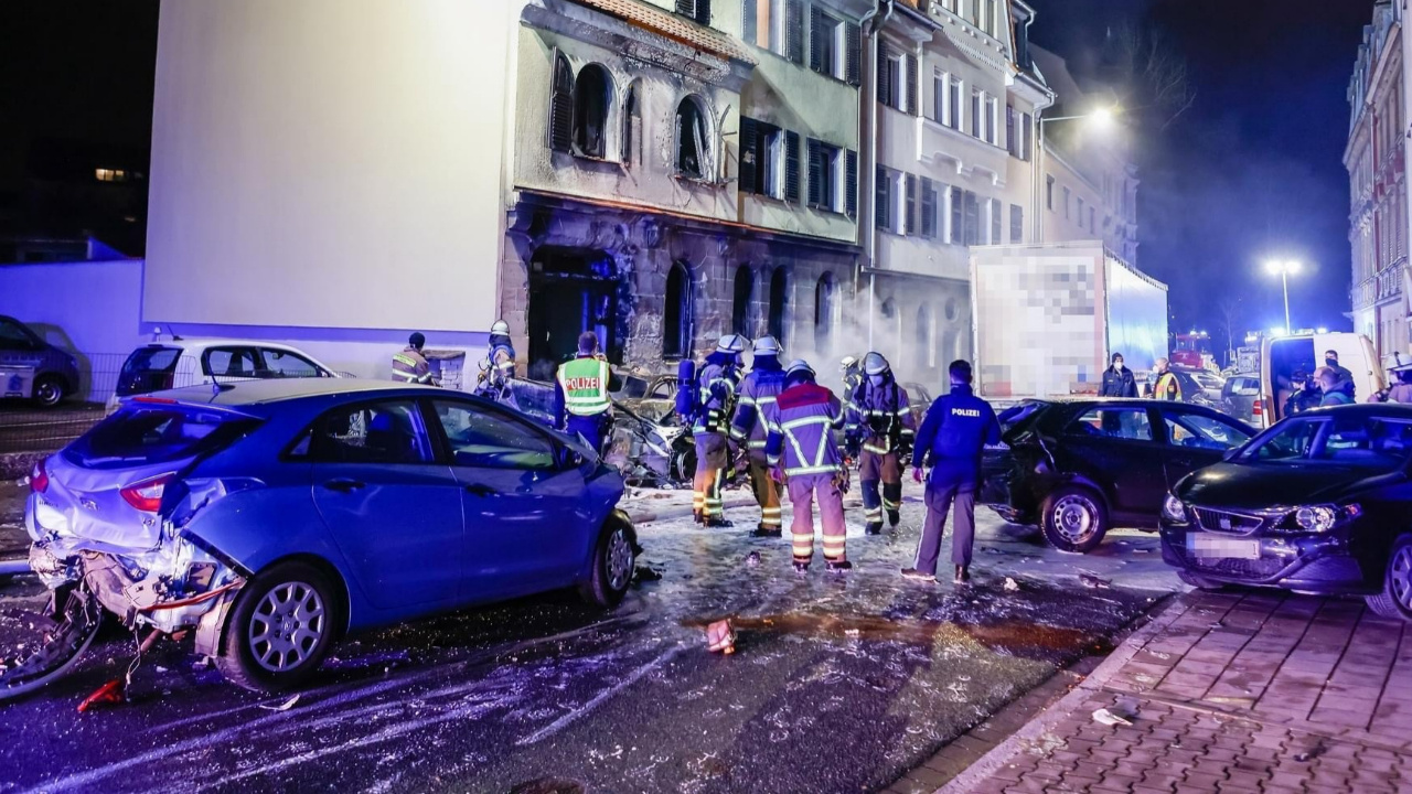 Almanya'da kırmızı ışıkta geçen alkollü Türk TIR şoförü onlarca otomobili biçti