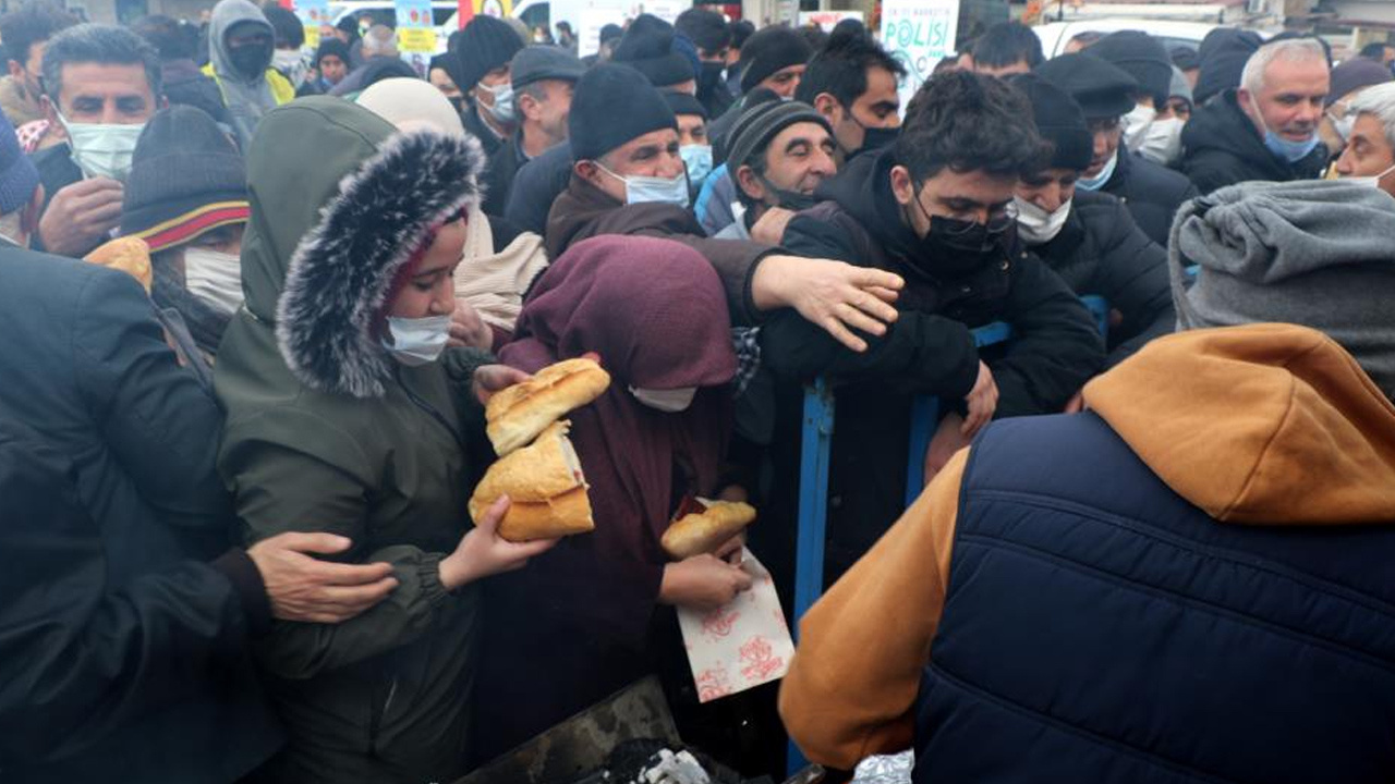 Bedava dağıtıldığın duyan koştu! Erzincan'da izdiham yaşandı: Biraz çile çektik zor oldu