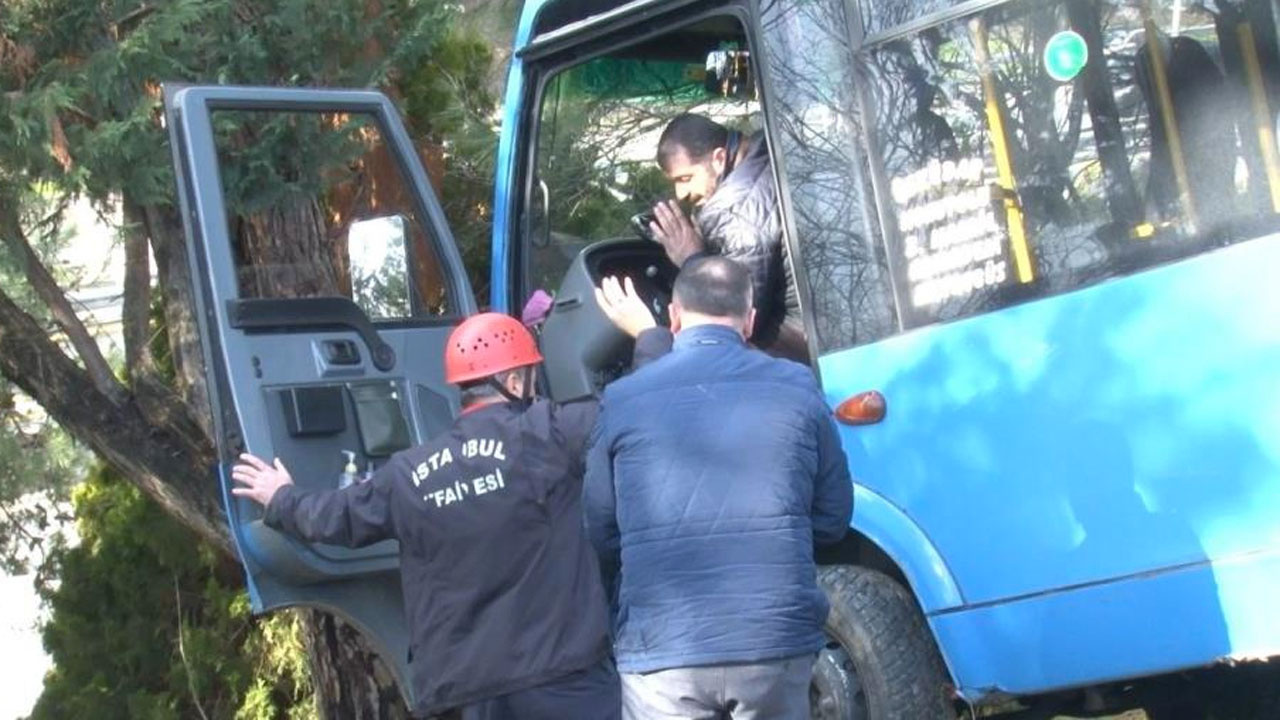 Üsküdar’da freni boşalan minibüs, rampadan E-5 kenarına uçtu