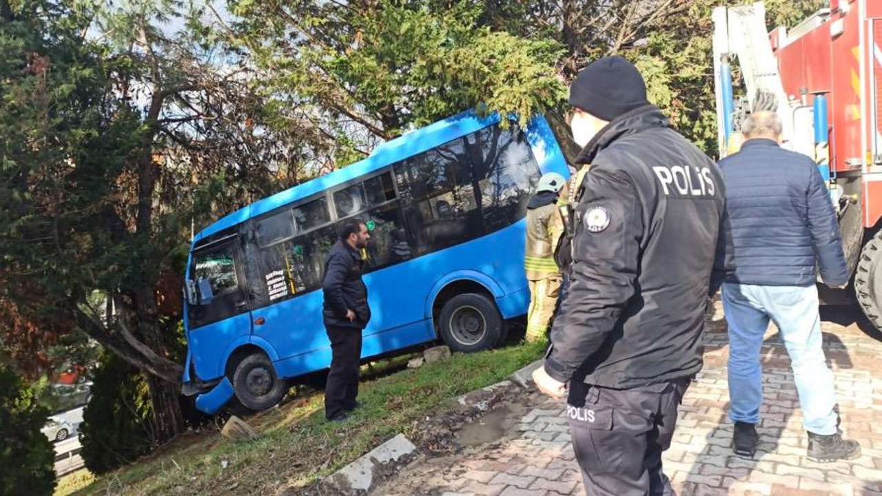 Üsküdar’da freni boşalan minibüs, rampadan E-5 kenarına uçtu