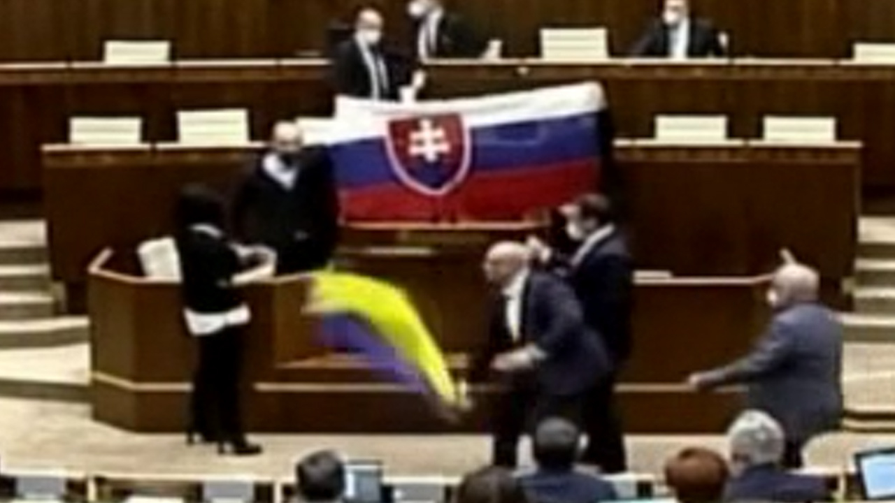 Slovakya meclisinde bayrak krizi! Su fırlatınca olanlar oldu: Polise suç duyurusunda bulunacak