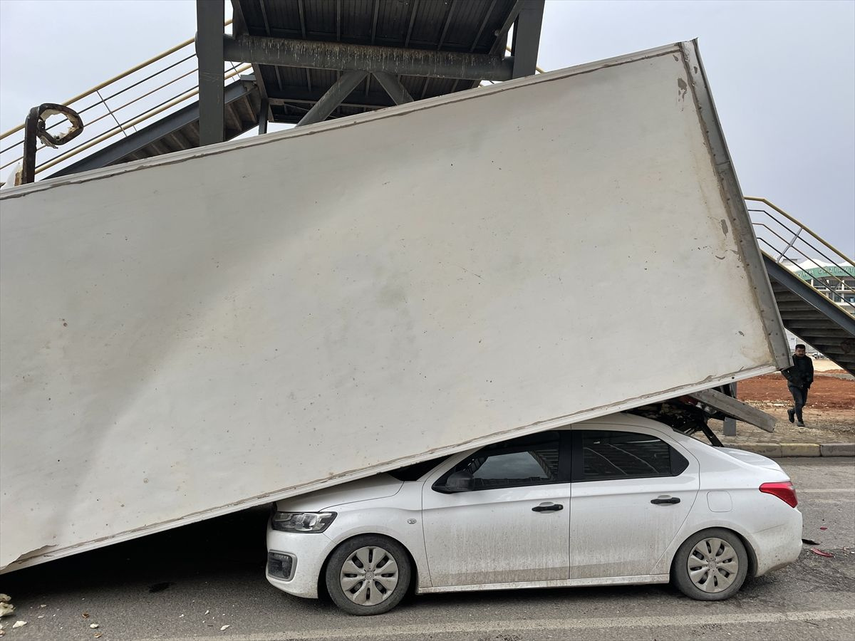 Gaziantep'te ucuz kurtuldular! Önce köprüye takıldı sonra otomobilin üstüne devrildi