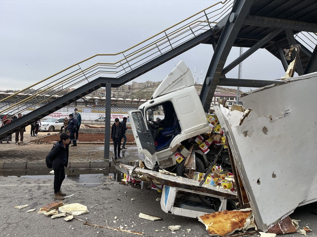 Gaziantep'te ucuz kurtuldular! Önce köprüye takıldı sonra otomobilin üstüne devrildi