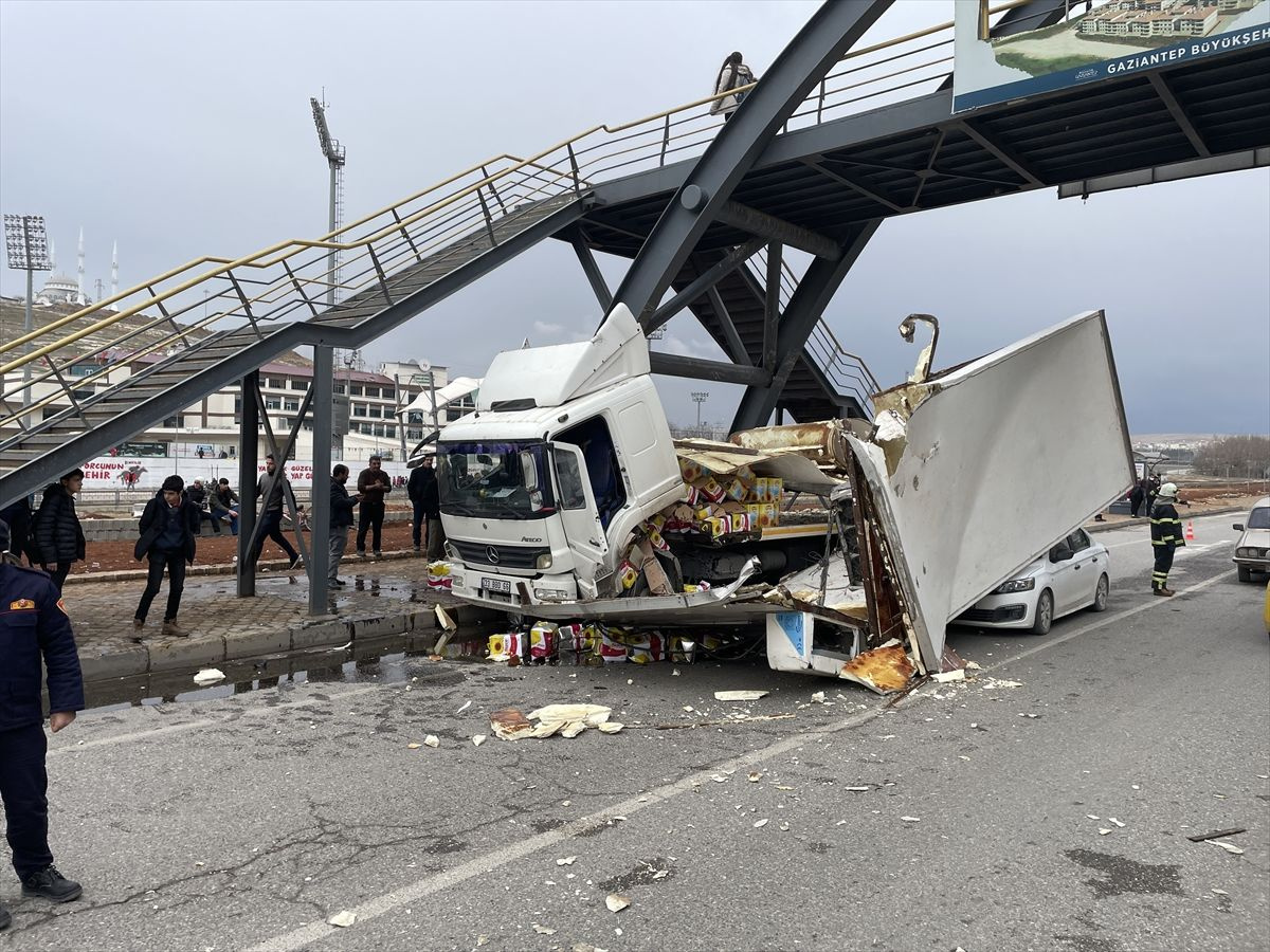 Gaziantep'te ucuz kurtuldular! Önce köprüye takıldı sonra otomobilin üstüne devrildi