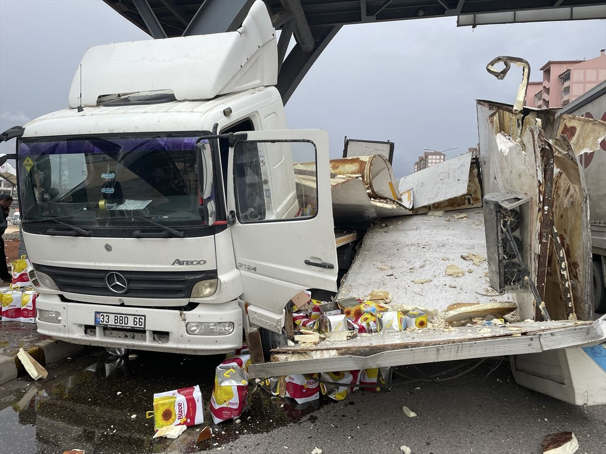 Gaziantep'te ucuz kurtuldular! Önce köprüye takıldı sonra otomobilin üstüne devrildi