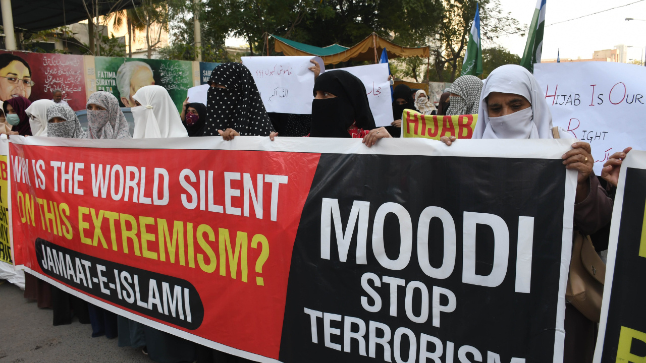 Kadınlar Hindistan'daki başörtü yasağını protesto etti! Eğitime 3 gün ara verildi