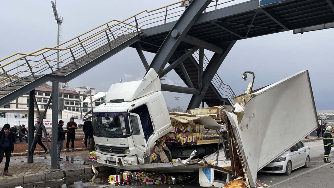 Gaziantep'te ucuz kurtuldular! Önce köprüye takıldı sonra otomobilin üstüne devrildi