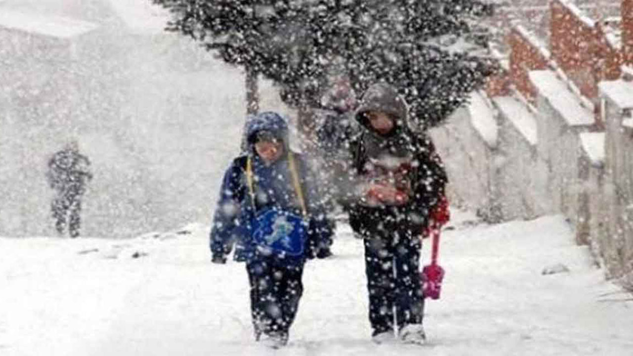 Yoğun kar yağışı nedeniyle birçok ilde okullar tatil edildi! İşte yüz yüze eğitime ara verilen iller