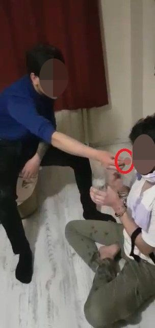 Bursa'da rehin aldıkları 2 gencin ağzına silah dayayıp kadın elbisesi giydiren çeteye operasyon