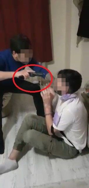 Bursa'da rehin aldıkları 2 gencin ağzına silah dayayıp kadın elbisesi giydiren çeteye operasyon