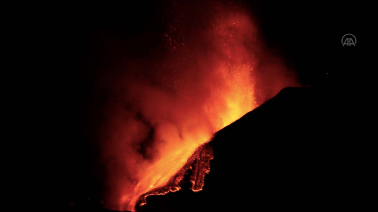 Etna Yanardağı yine harekete geçti Tüm dehşetiyle lav püskürttü