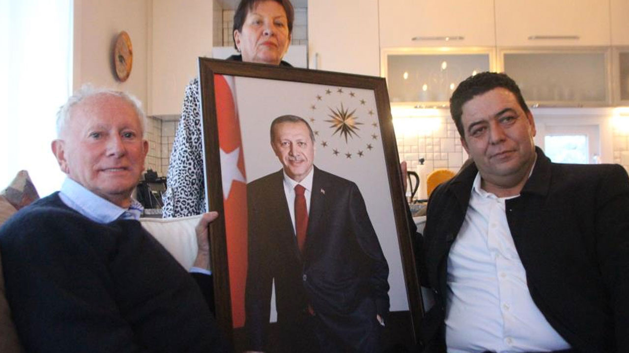 İngiliz asıllı Peter Down'a hayranı olduğu Cumhurbaşkanı Erdoğan'ın kitabı hediye edildi