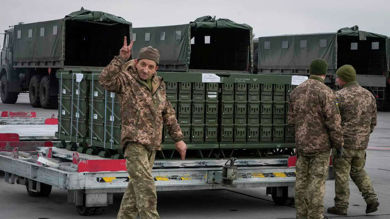 Karadeniz kaynıyor! Rus diplomatlar Ukrayna'yı terkediyor! 30 savaş gemisi tatbikata başlıyor