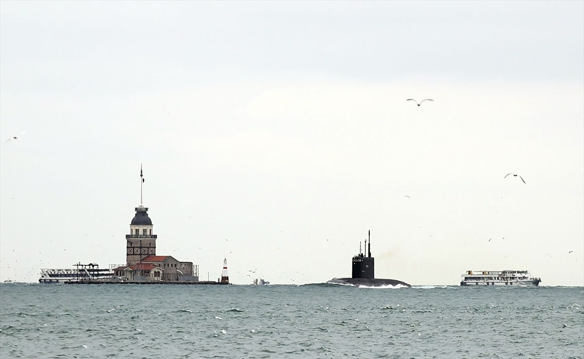 Ukrayna savaşı yaklaşıyor Rus denizaltısı İstanbul Boğazı'ndan geçti