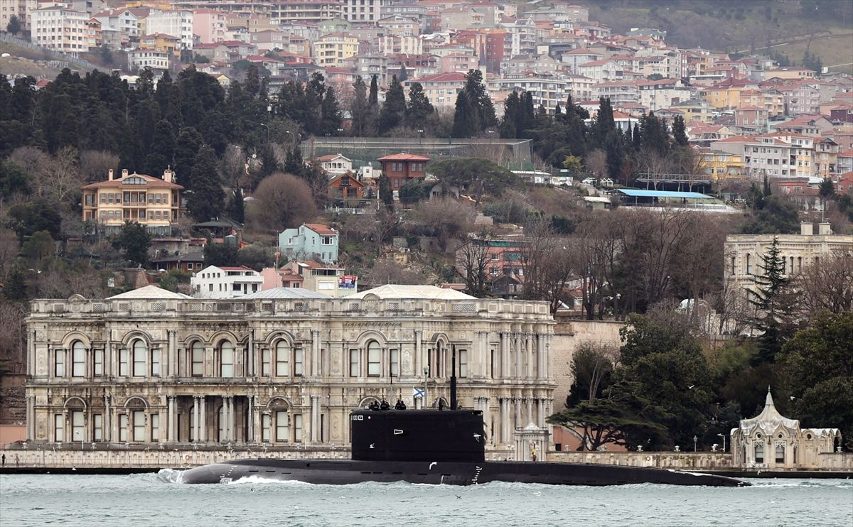 Ukrayna savaşı yaklaşıyor Rus denizaltısı İstanbul Boğazı'ndan geçti