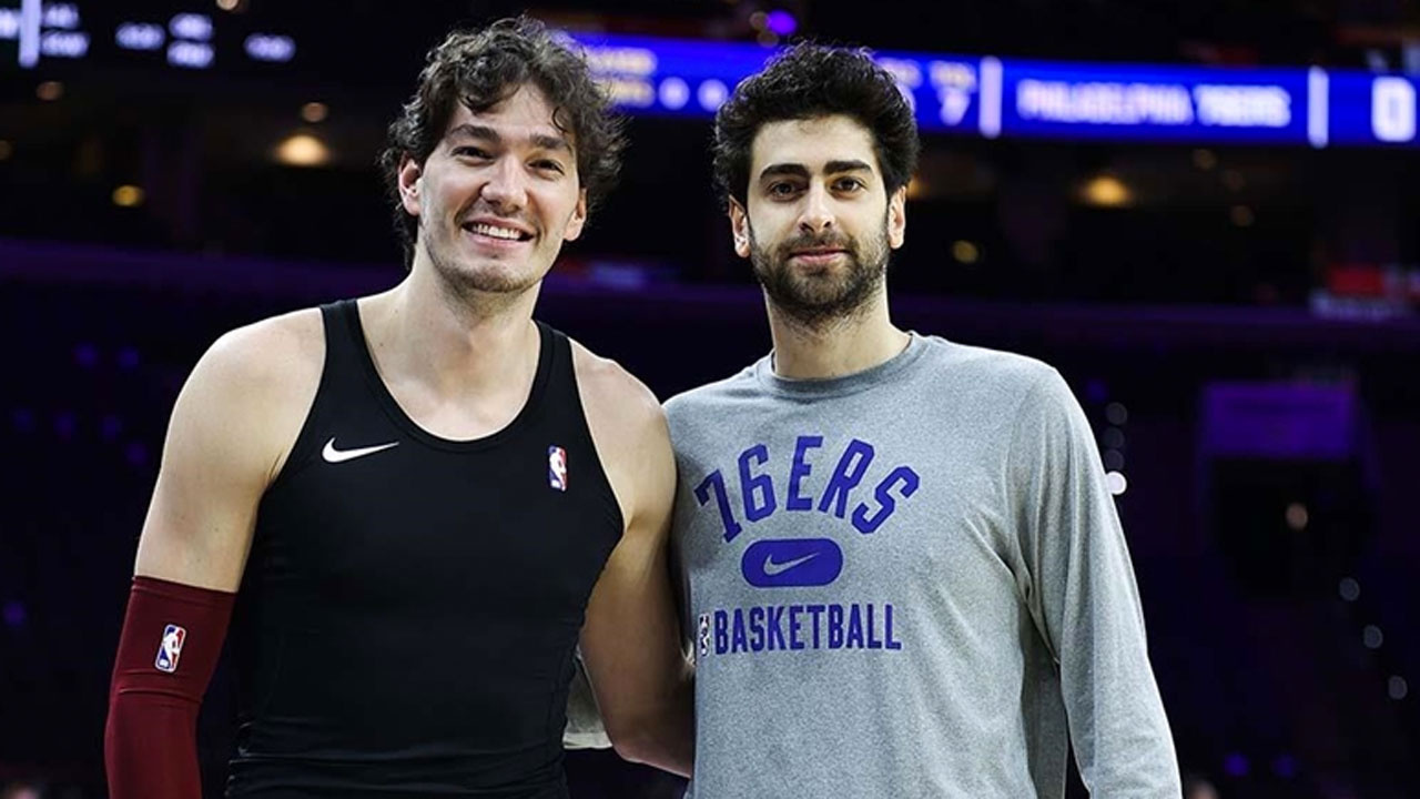 NBA'deki Türk oyuncular Furkan ve Cedi karşılaştıkları maç öncesi dostluk pozu verdi