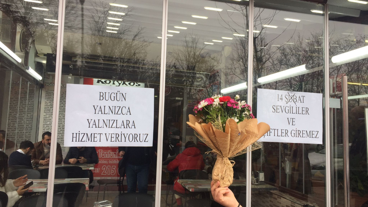 Sevgililer ve çiftler bu dükkana giremiyor! Ankara'da 14 Şubat protestosunu gören şaştı kaldı