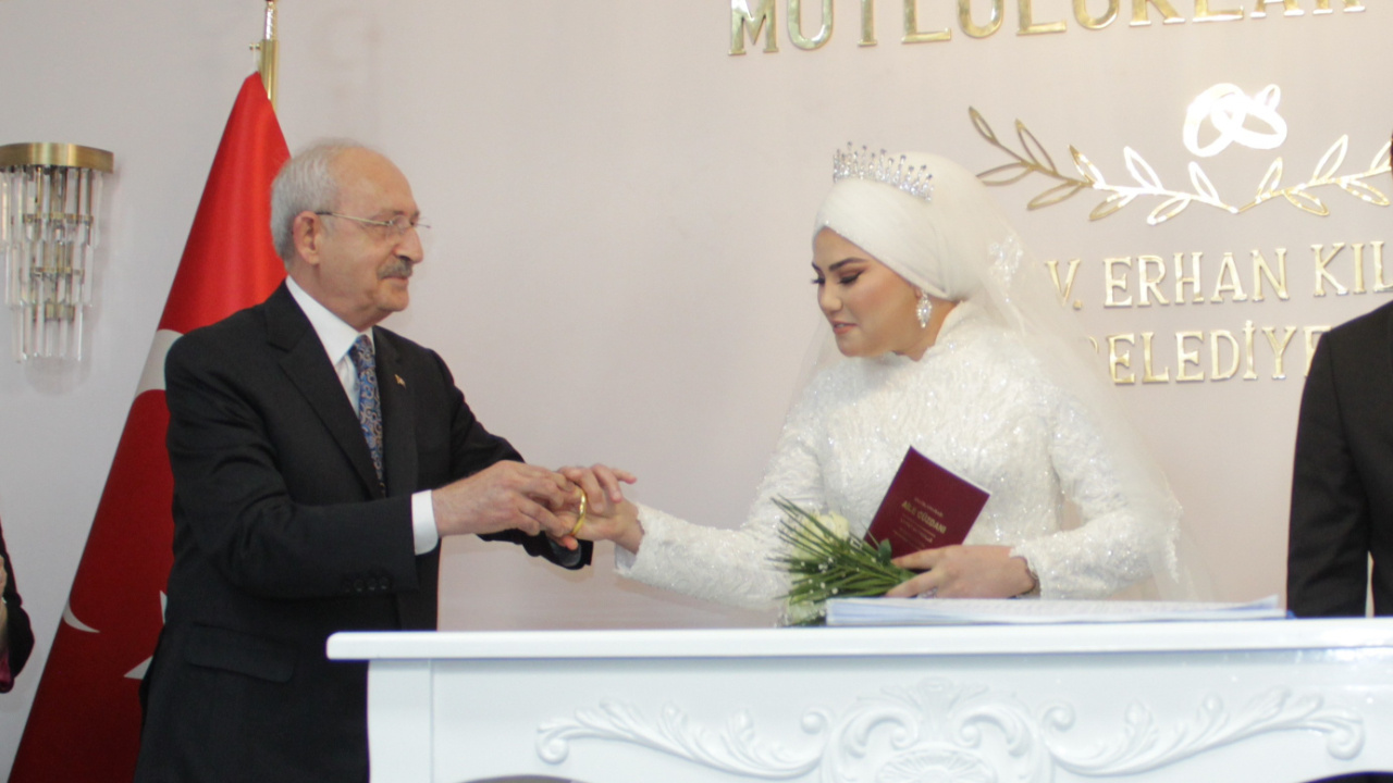 Kemal Kılıçdaroğlu nikah şahidi oldu geline bilezik taktı