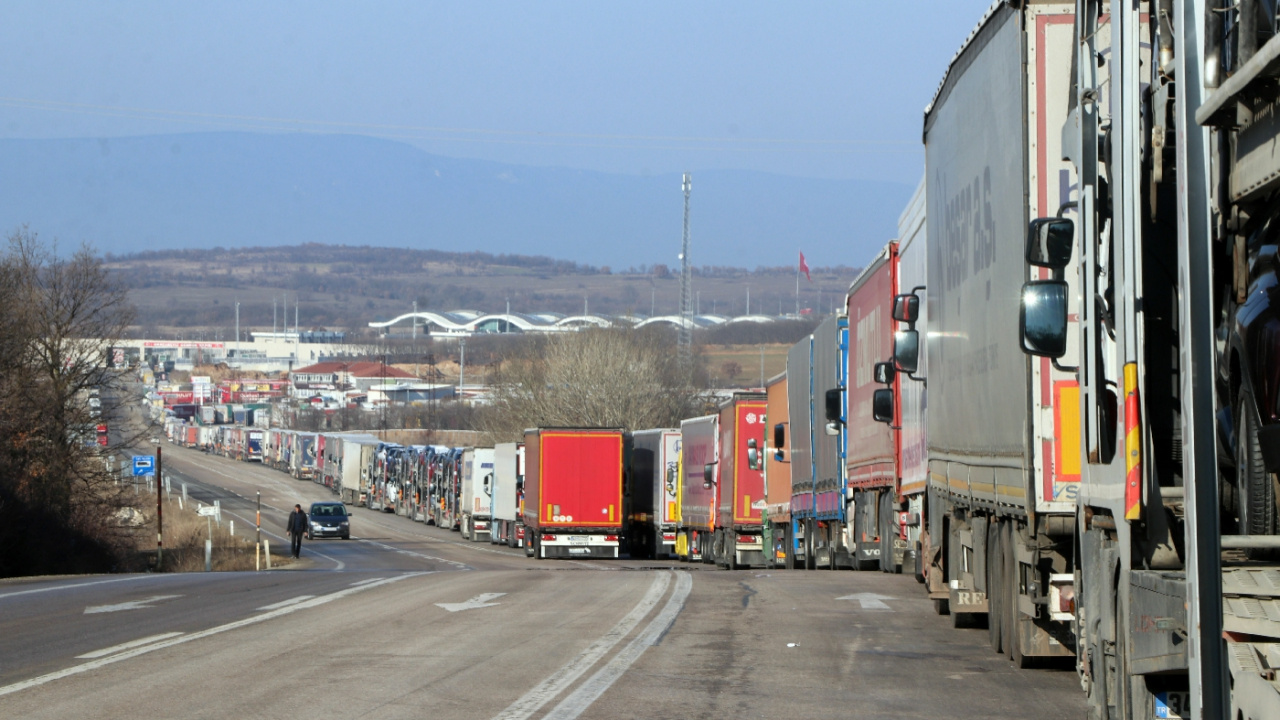 Bulgaristan tarafının yetersiz kalması Hamzabeyli Sınır Kapısında TIR uyruğuna neden oldu