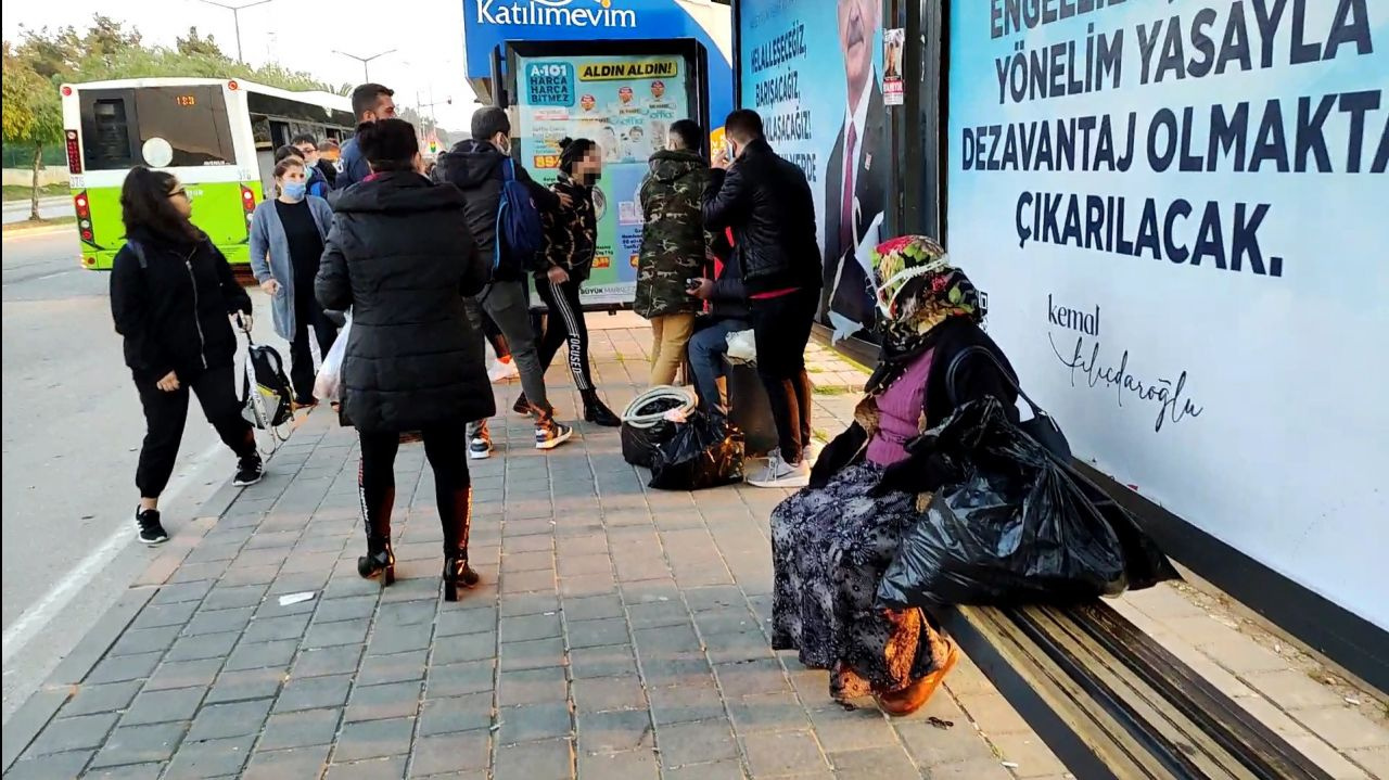 Adana'da otobüs durağında genç kadın taciz ettiği iddiasıyla adama saldırdı o anlar görüntülendi
