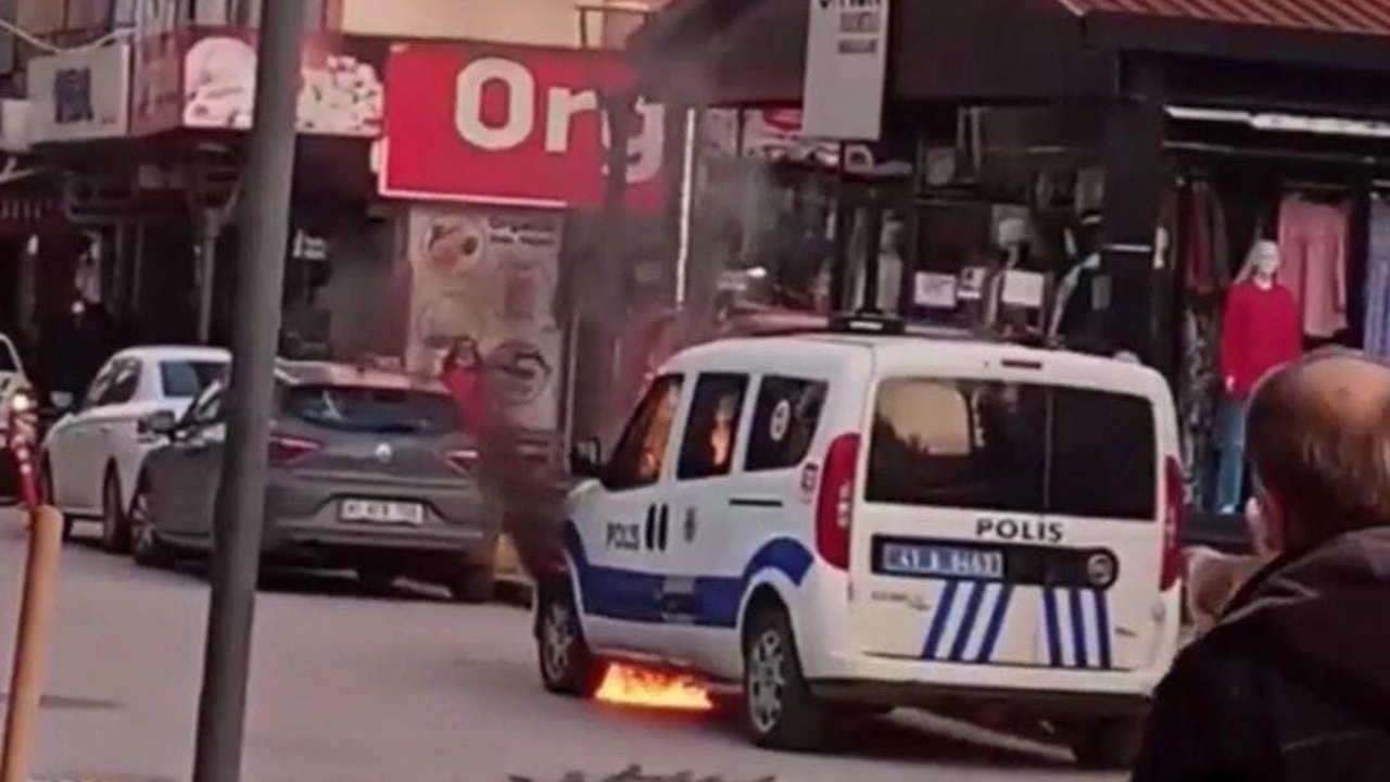 Kocaeli'de bir kişi karakolun önündeki polis otosunu yaktı
