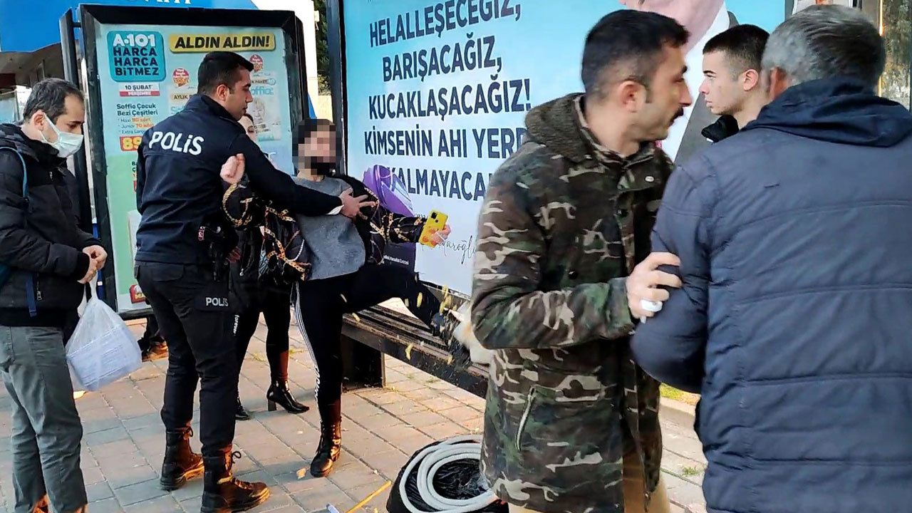 Adana'da otobüs durağında genç kadın taciz ettiği iddiasıyla adama saldırdı o anlar görüntülendi