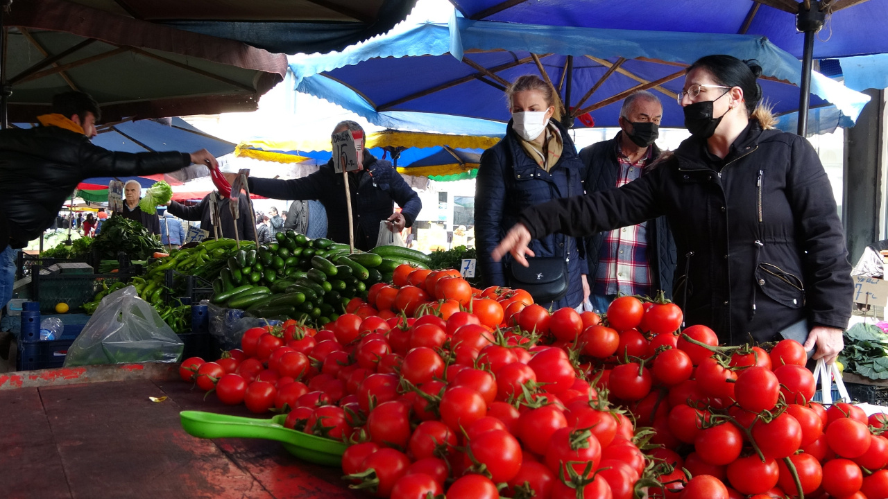 Pazarda sebze ve meyve fiyatları yüzde 50 düştü: İnsanlar bakıp almadan gidiyor