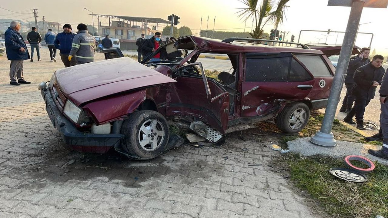 Manisa'da feci kaza! Otomobil tıra arkadan çarptı: 2 kişi ölümden döndü