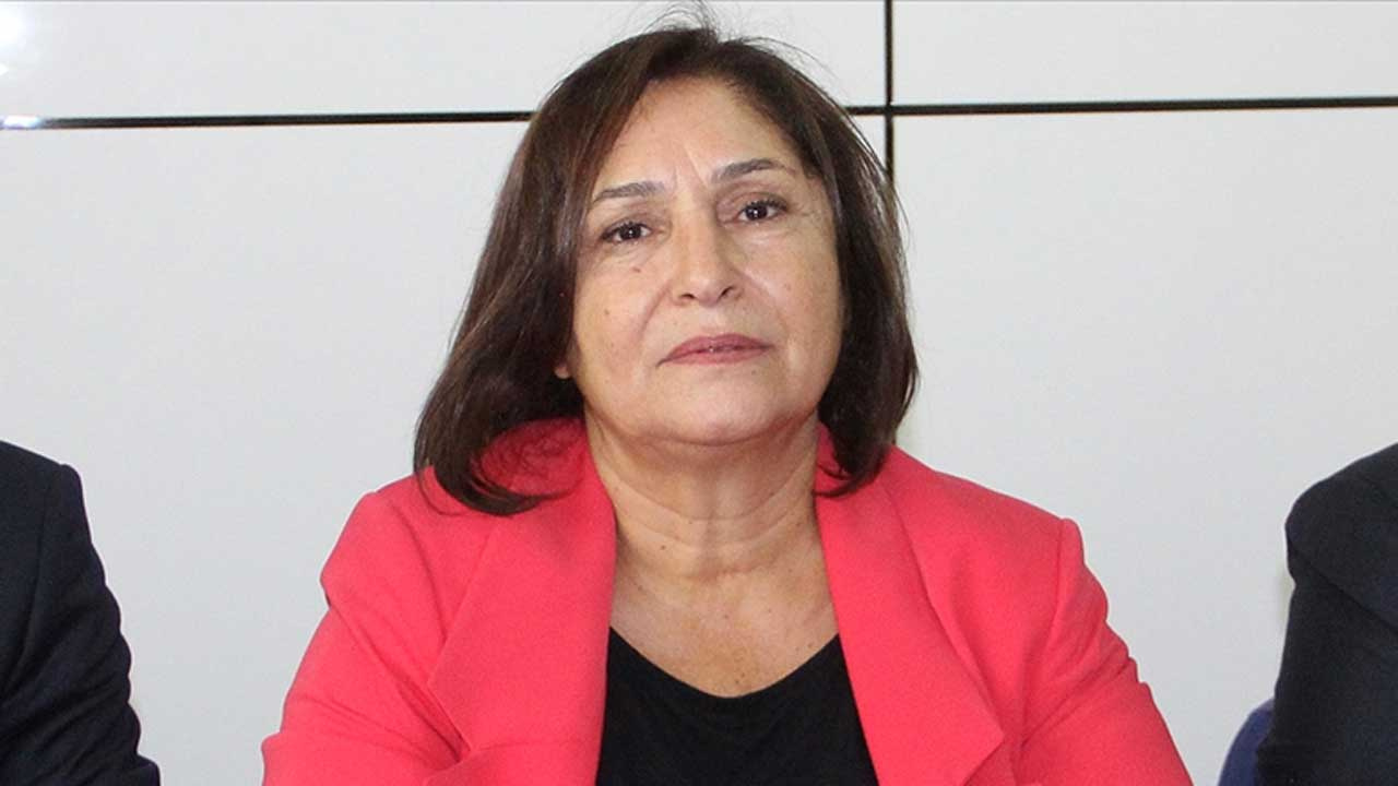 Selvi Kılıçdaroğlu, babası vefat eden Sare Davutoğlu'na başsağlığı diledi