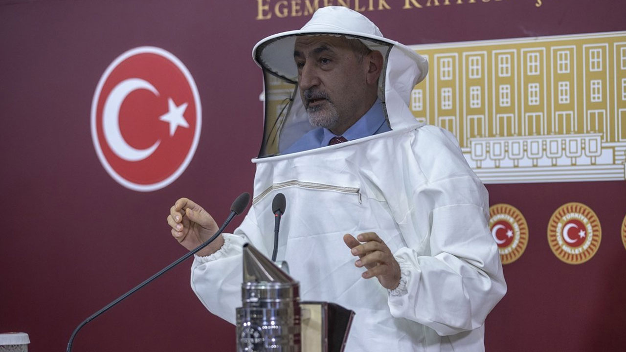 CHP'li Mustafa Adıgüzel TBMM'de arıcı kıyafetiyle konuştu