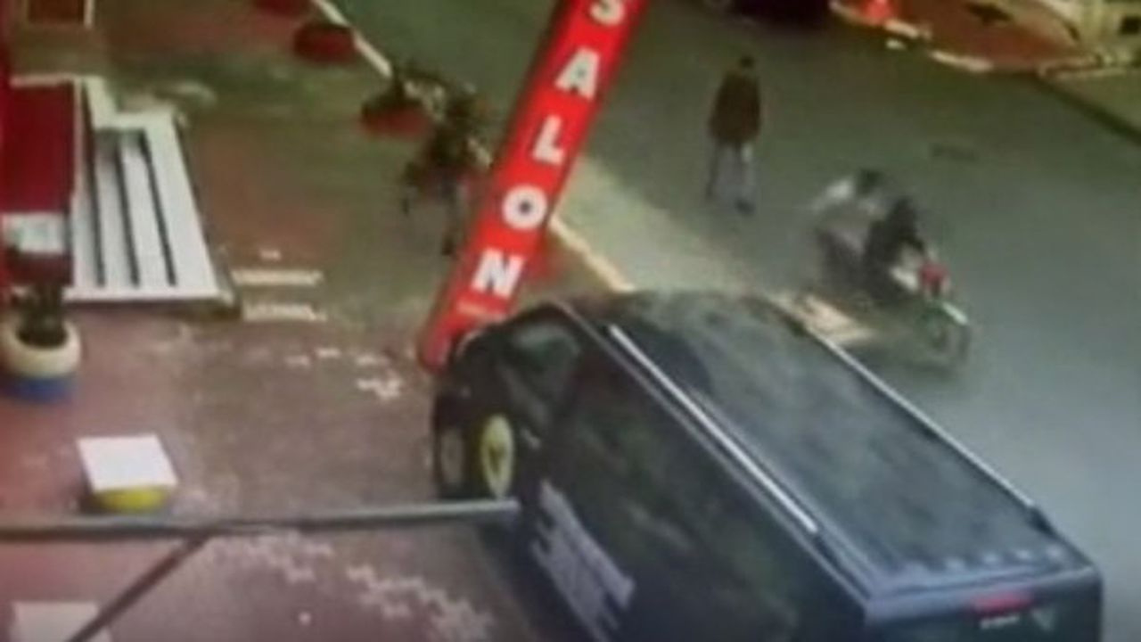 İstanbul'da dehşet! Sopayla saldırdığı yetmedi falçatayı kafasına sapladı:  Kanlar içinde yere yığıldı